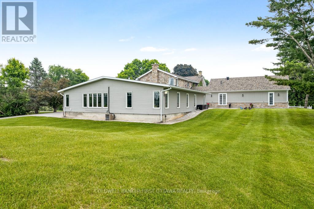 2638 RIDEAU FERRY ROAD