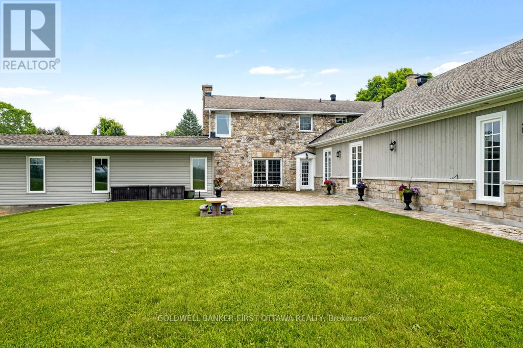 2638 RIDEAU FERRY ROAD