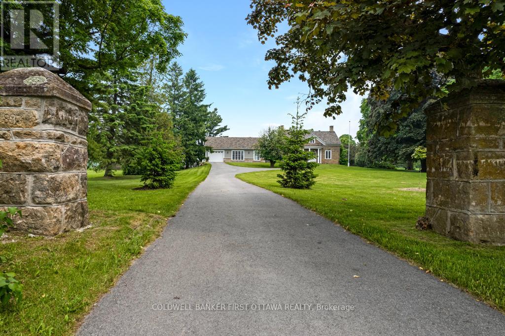 2638 RIDEAU FERRY ROAD