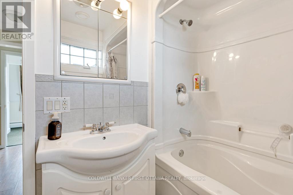 2638 RIDEAU FERRY ROAD