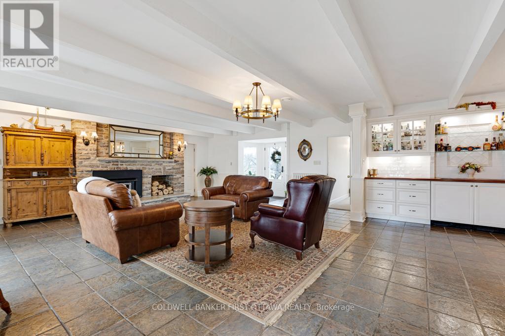 2638 RIDEAU FERRY ROAD