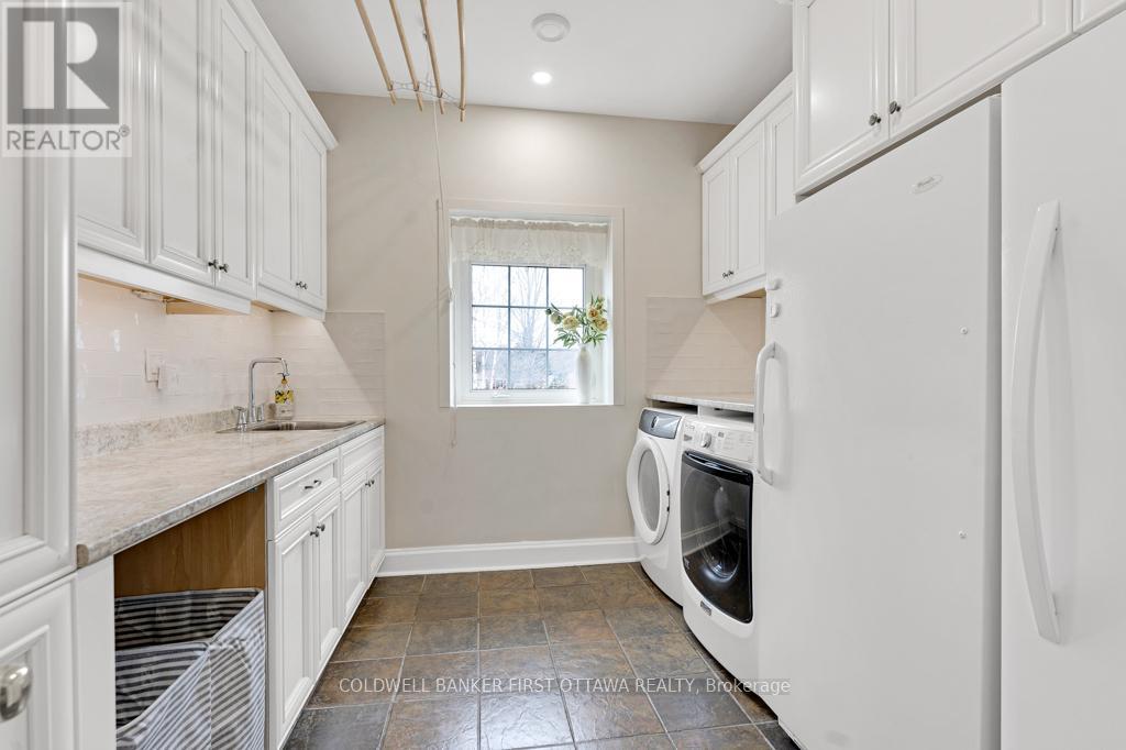 2638 RIDEAU FERRY ROAD