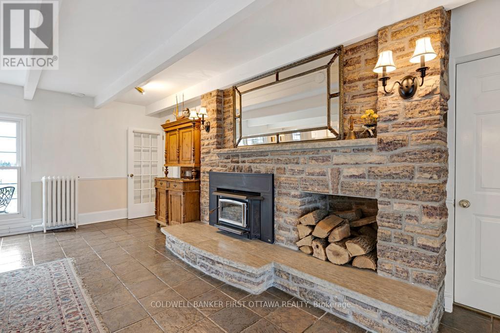 2638 RIDEAU FERRY ROAD