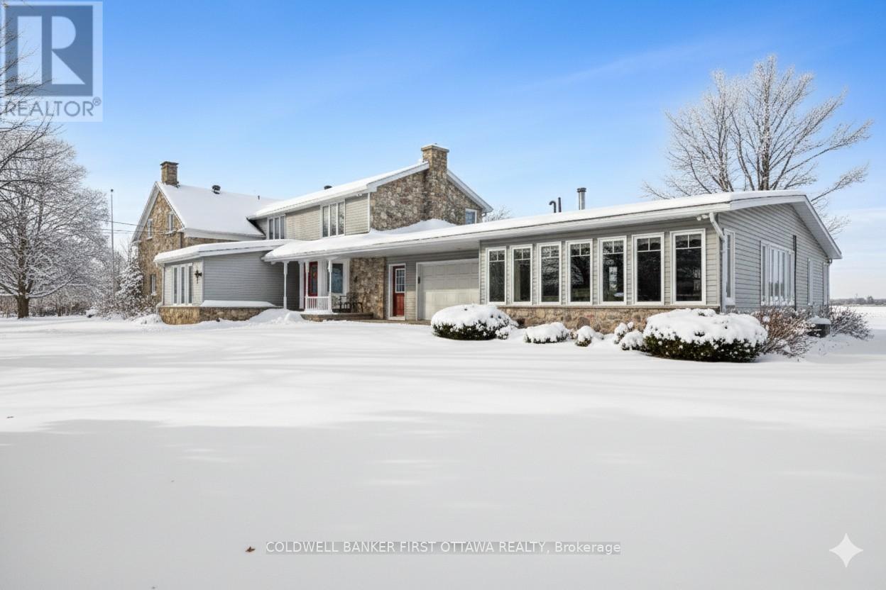 2638 RIDEAU FERRY ROAD