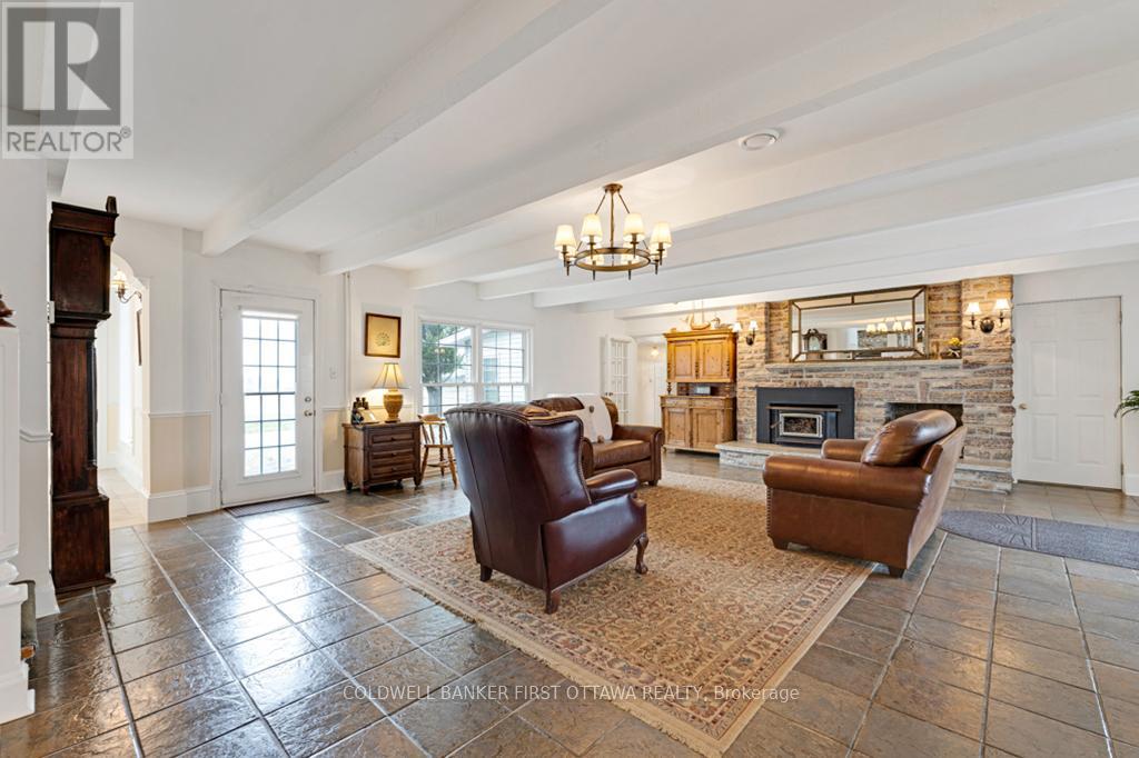 2638 RIDEAU FERRY ROAD