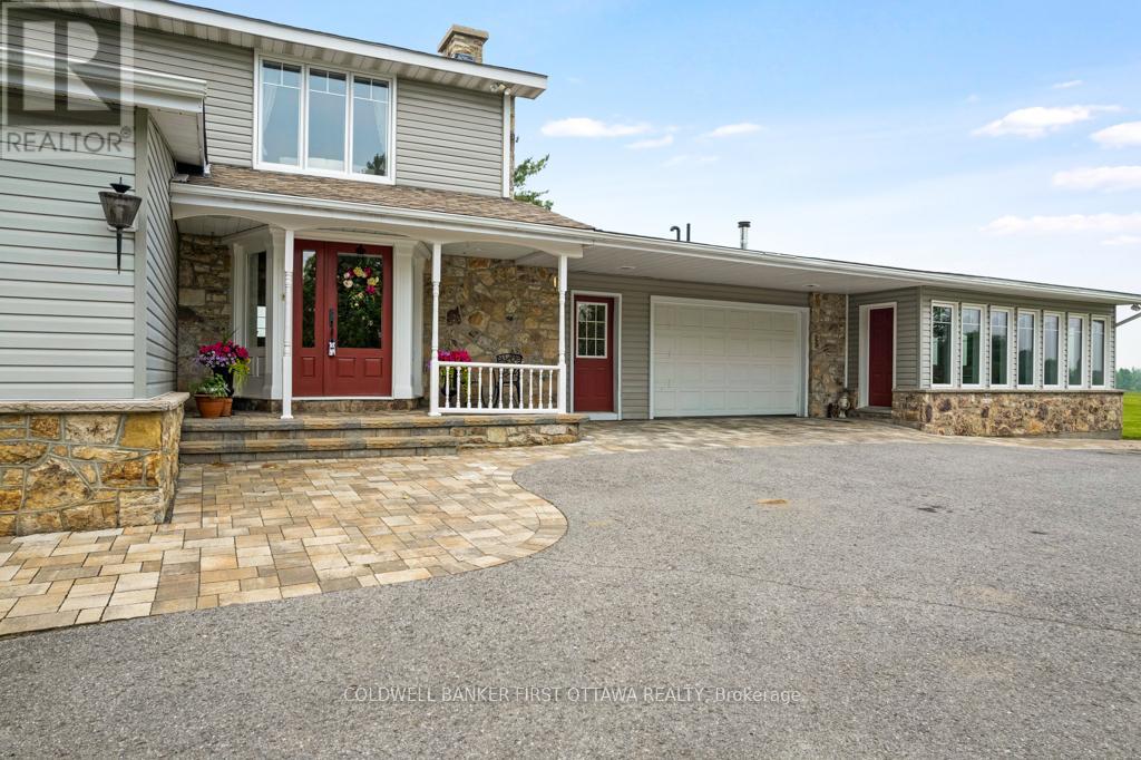2638 RIDEAU FERRY ROAD