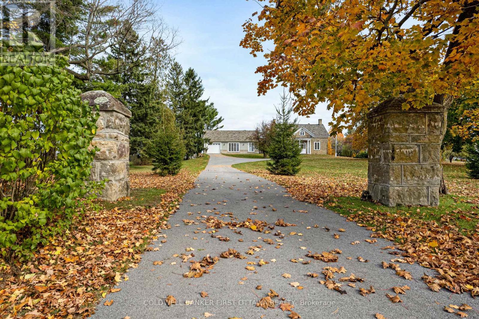 2638 RIDEAU FERRY ROAD