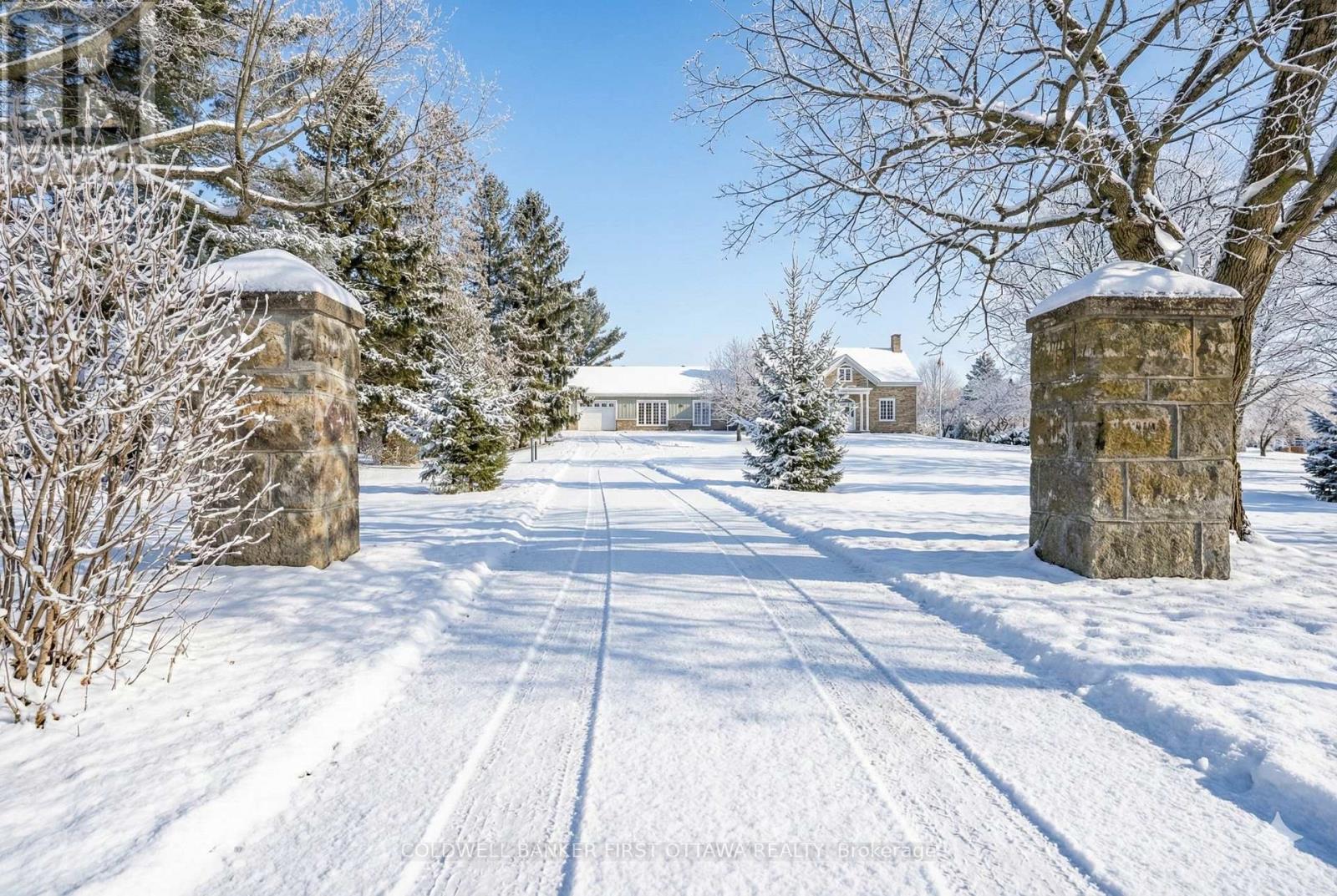 2638 RIDEAU FERRY ROAD