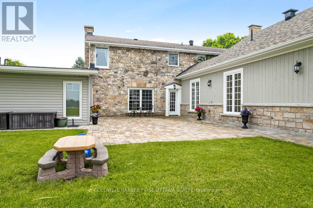 2638 RIDEAU FERRY ROAD