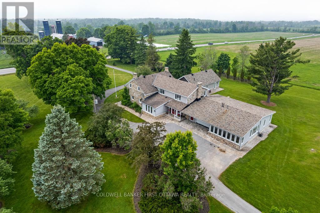 2638 RIDEAU FERRY ROAD