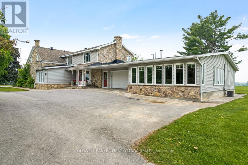 2638 RIDEAU FERRY ROAD