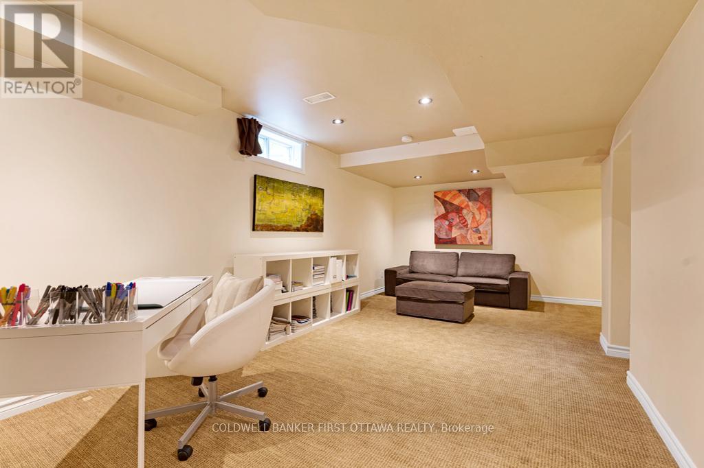 5525 PETTAPIECE CRESCENT