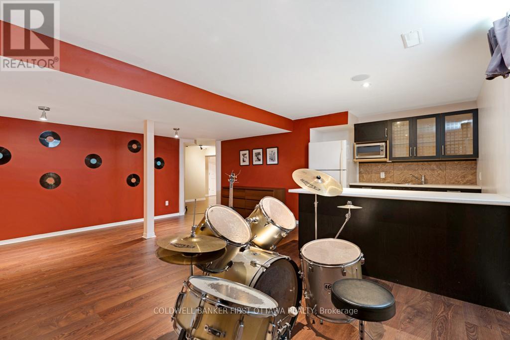 5525 PETTAPIECE CRESCENT