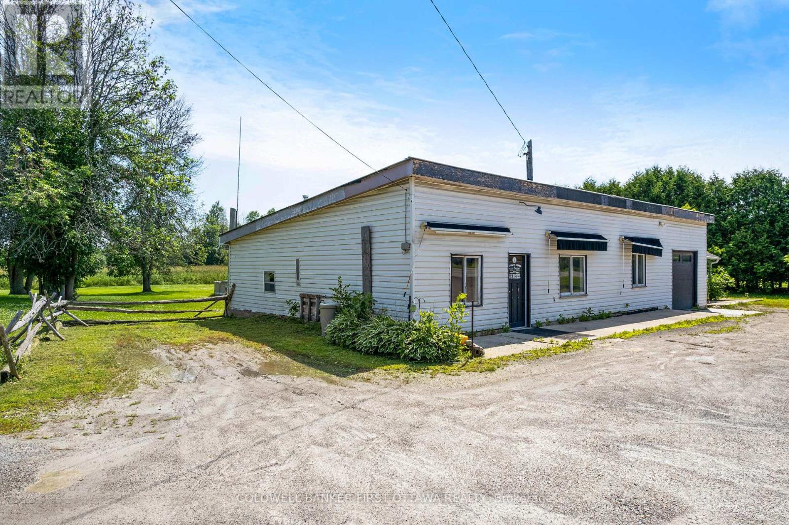 3004 RIDEAU FERRY ROAD