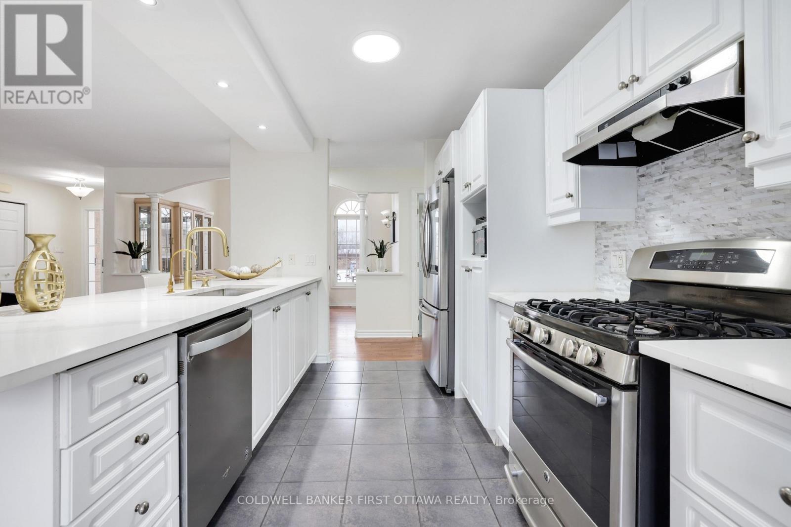 11 RIDEAU CROSSING CRESCENT