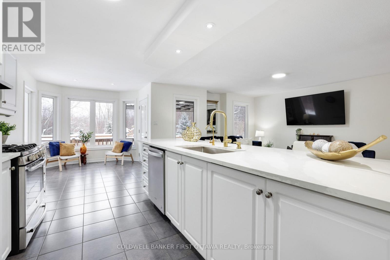 11 RIDEAU CROSSING CRESCENT