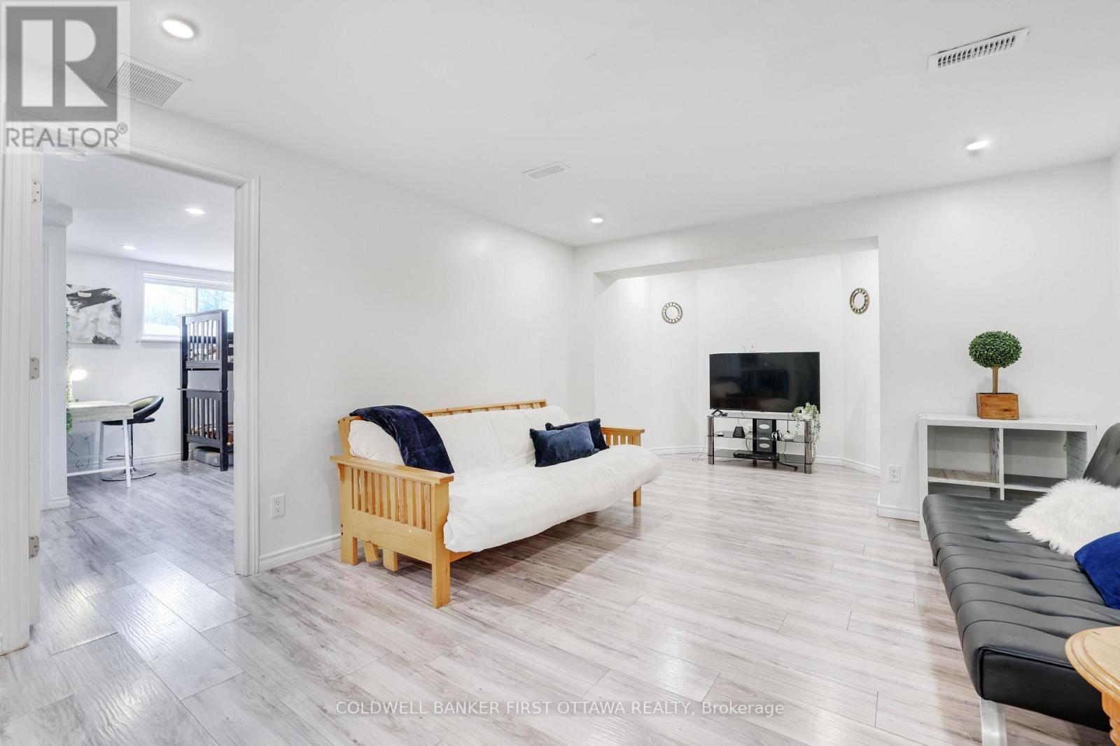 11 RIDEAU CROSSING CRESCENT