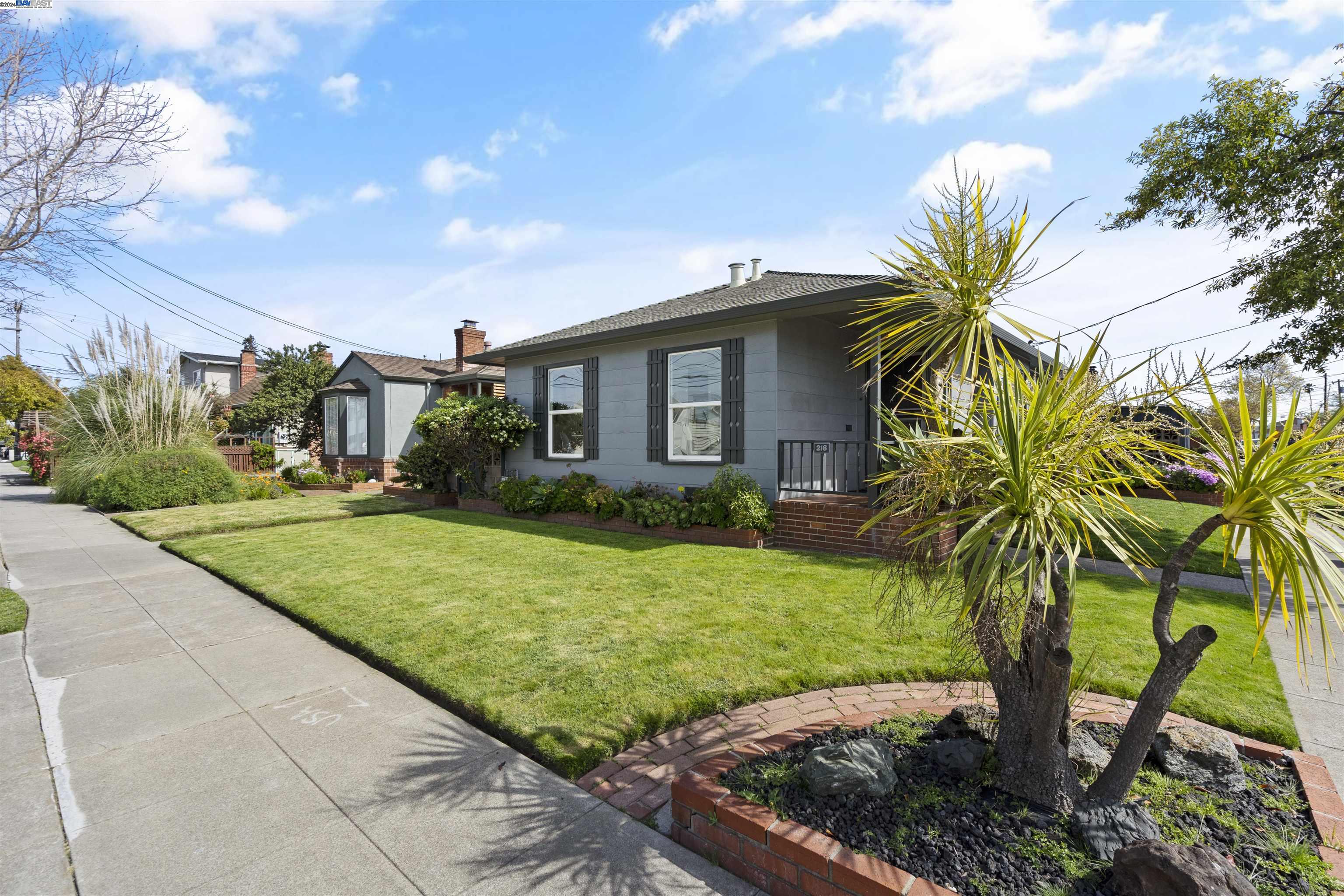 218 PACIFIC AVE