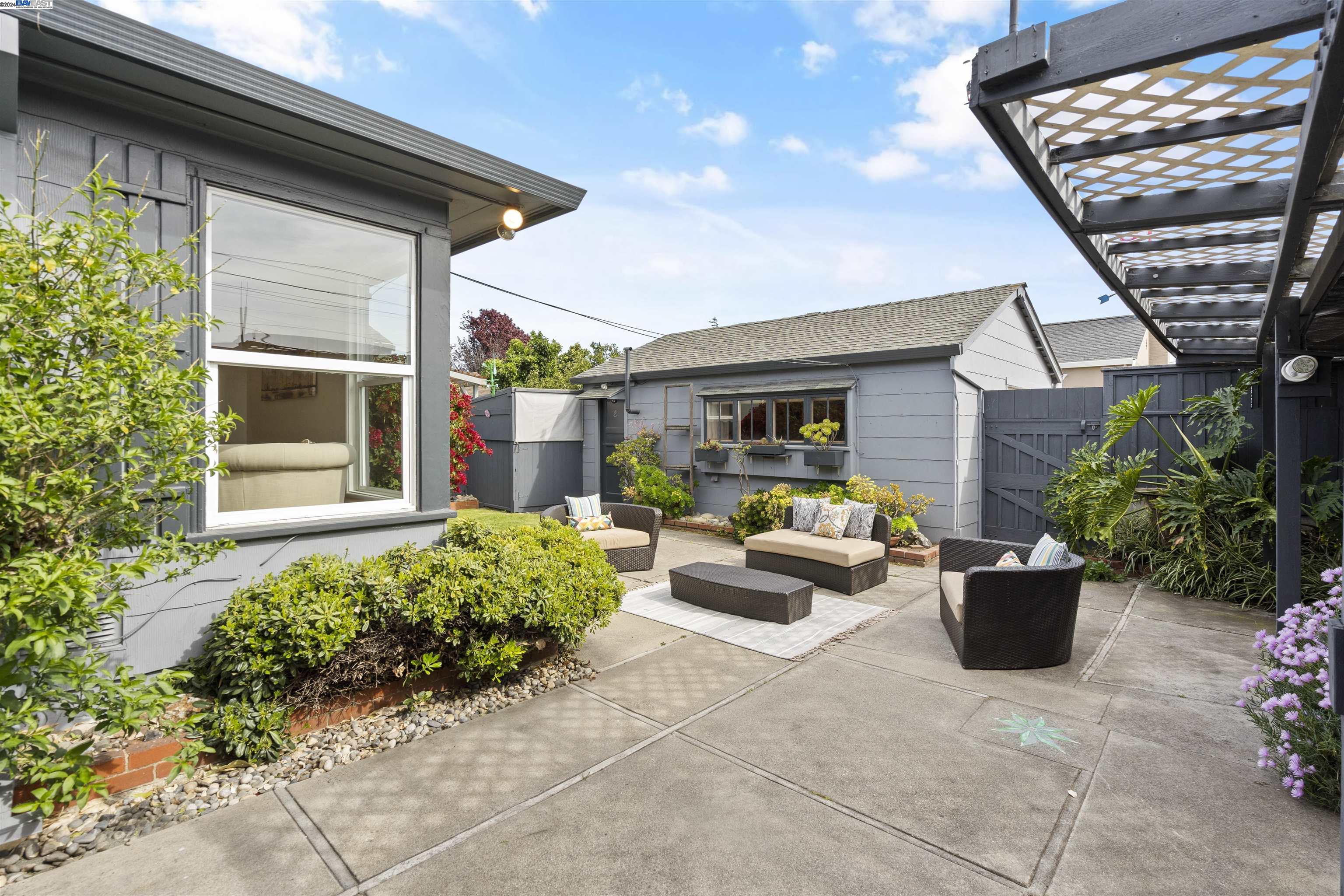 218 PACIFIC AVE