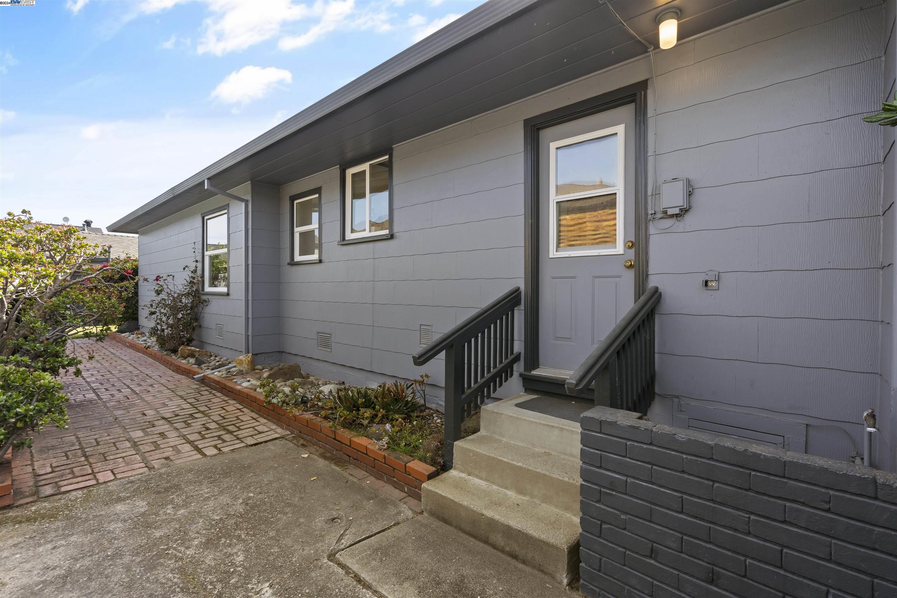 218 PACIFIC AVE