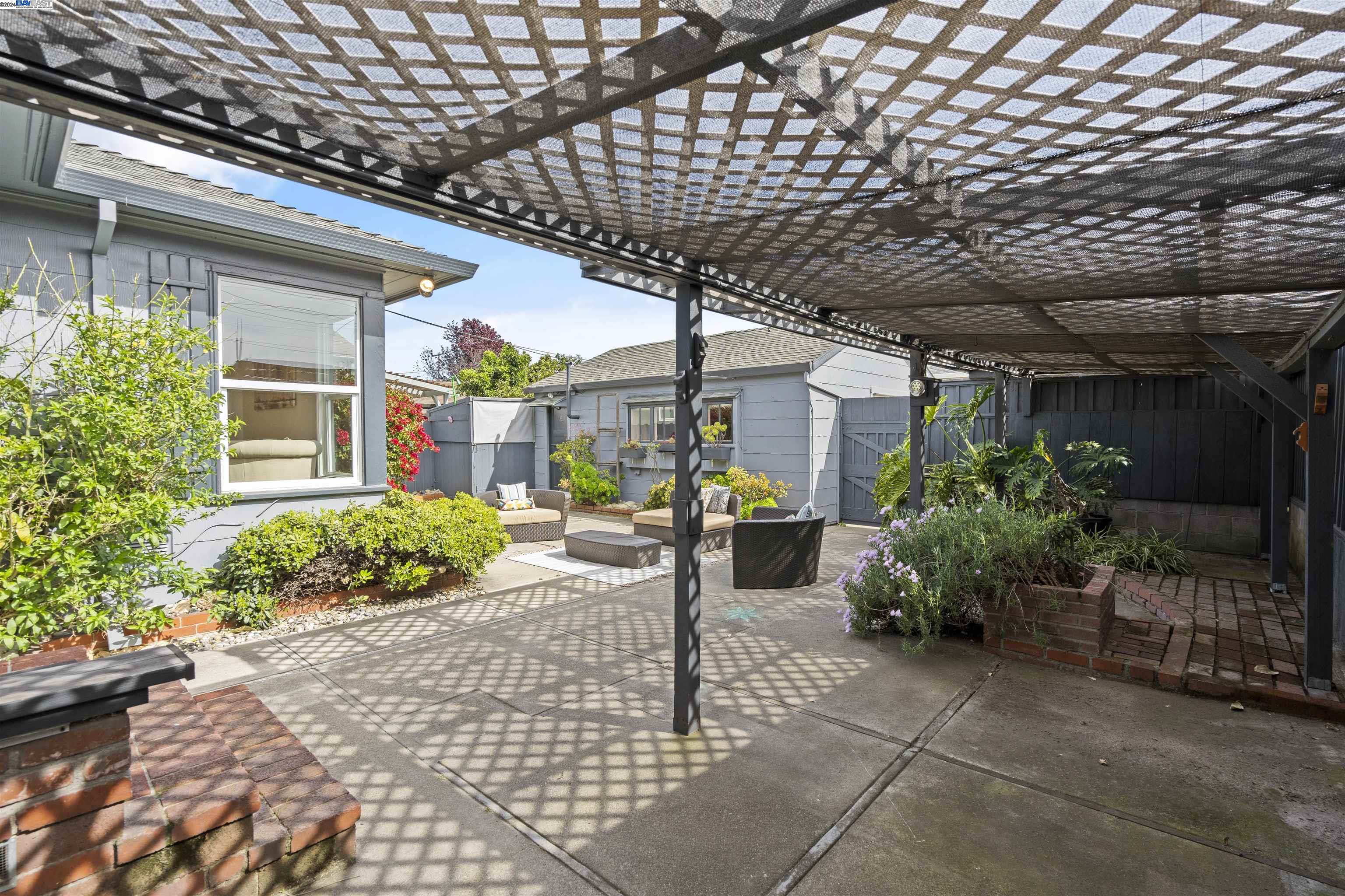 218 PACIFIC AVE