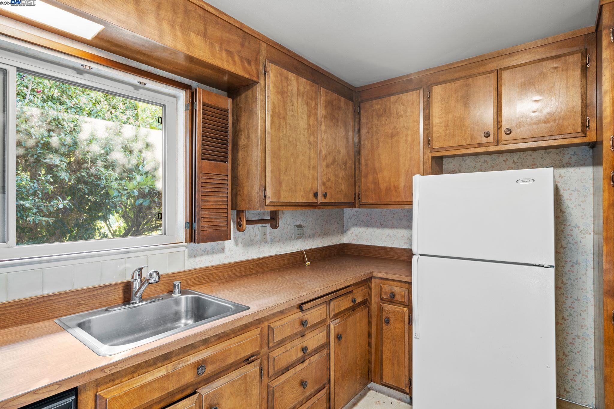 875 Portola Ave