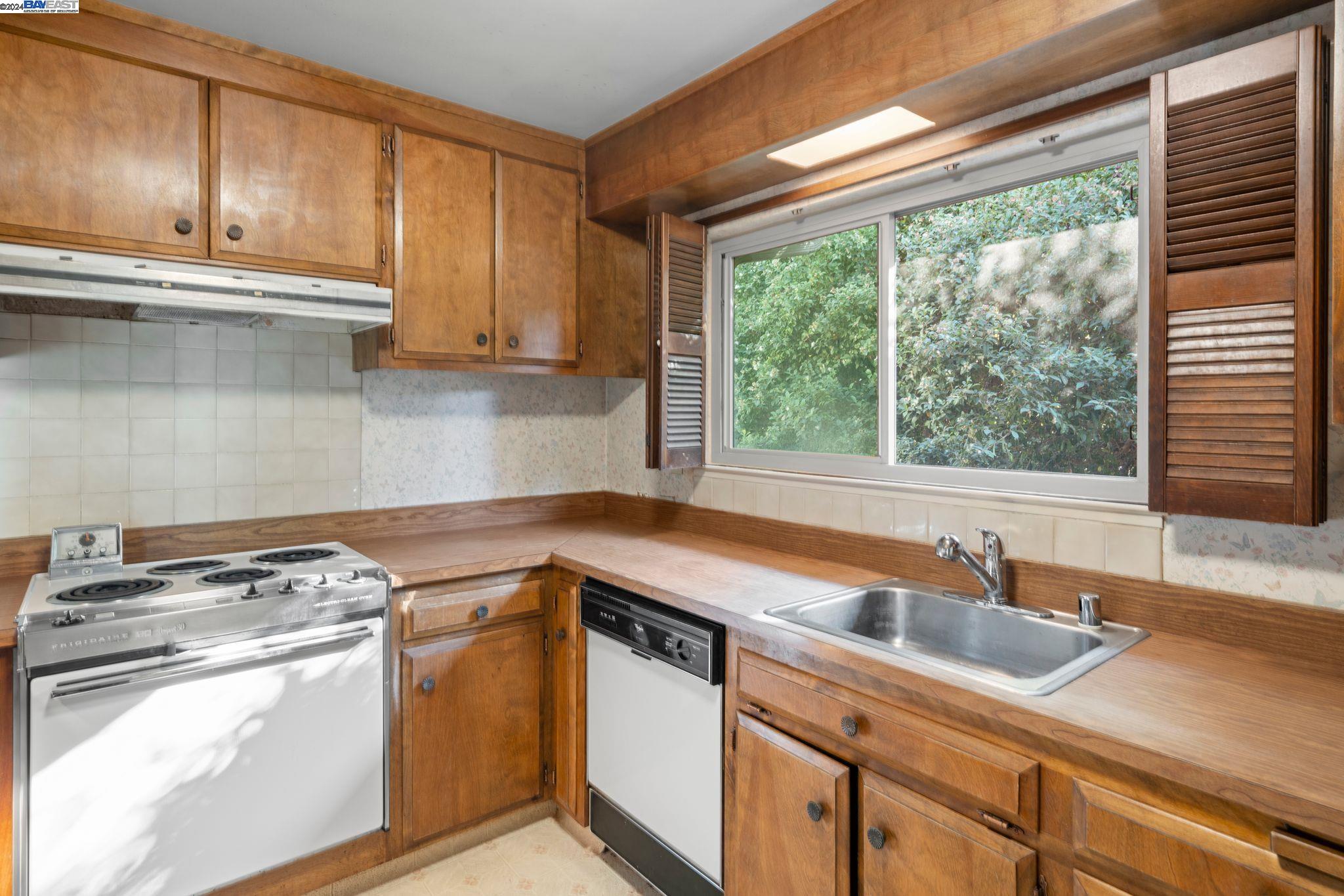 875 Portola Ave