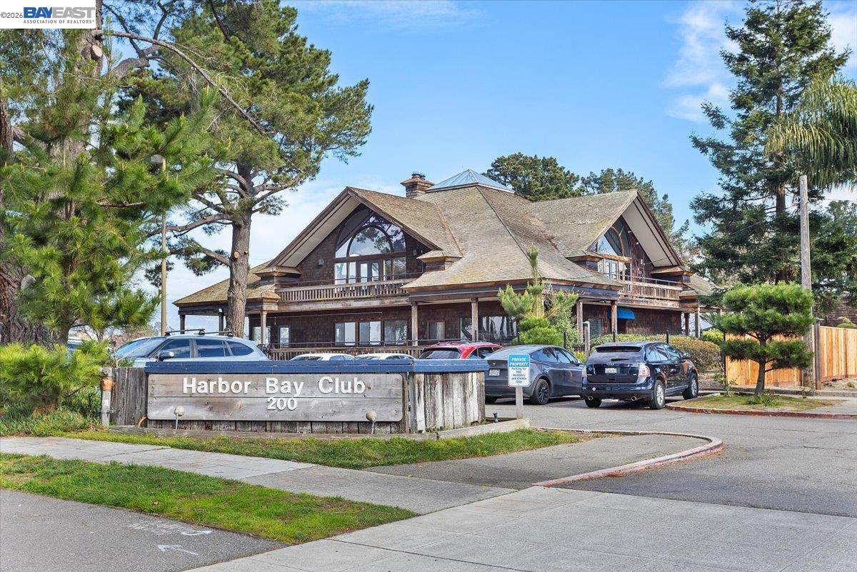 631 Centre Ct