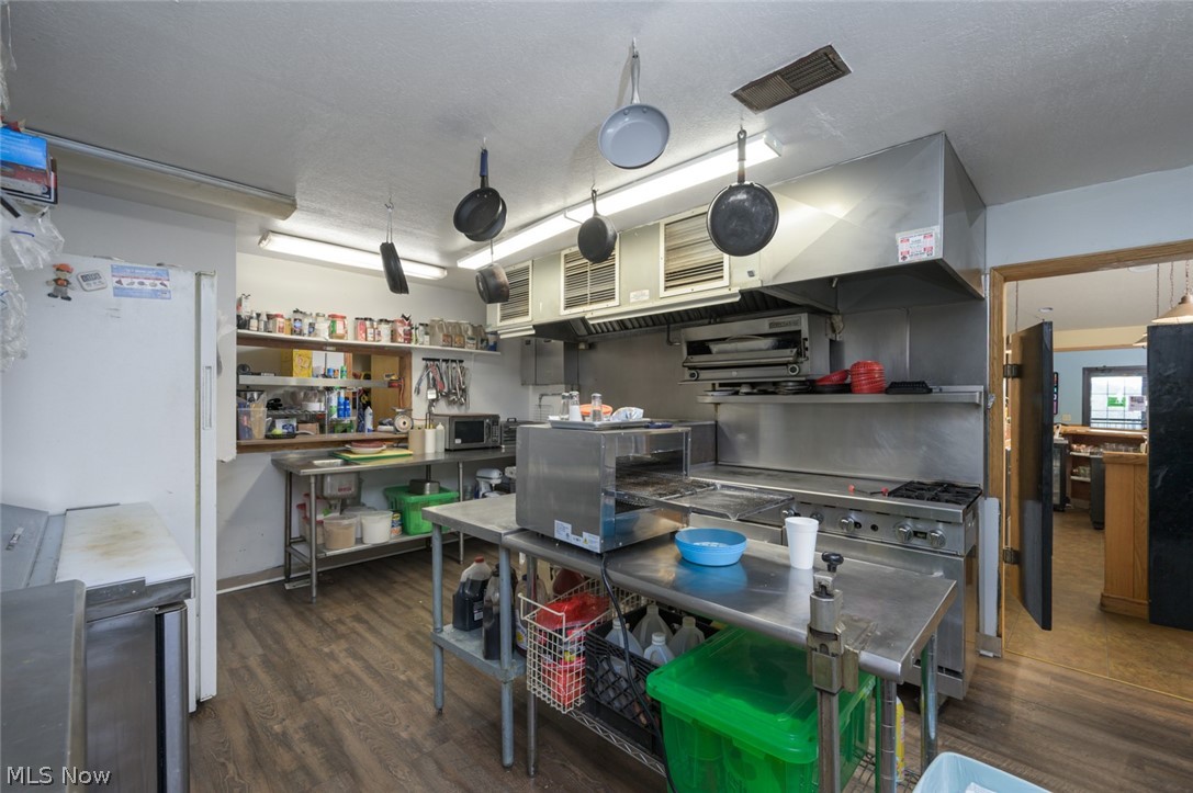 1130 Meadowbrook Lane NE