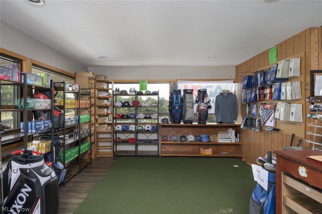 1130 Meadowbrook Lane NE