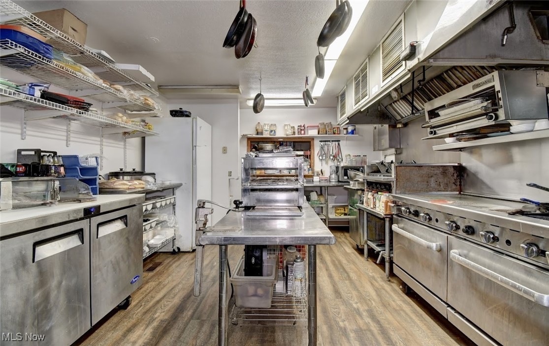 1130 Meadowbrook Lane NE