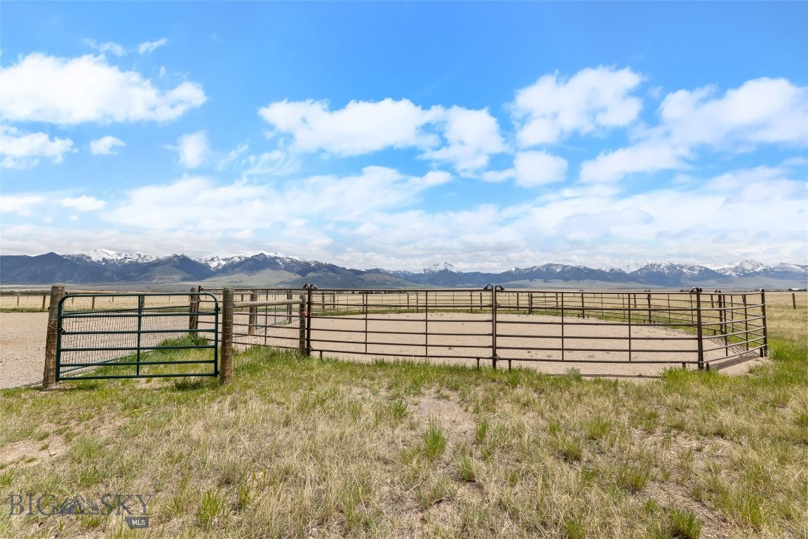 106 Lonesome Dove Rd