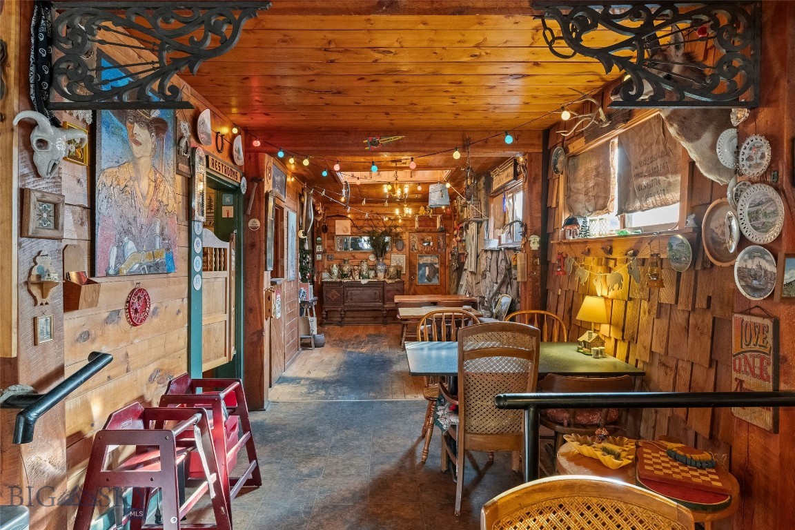 118 & 118 1/2 W Wallace Street