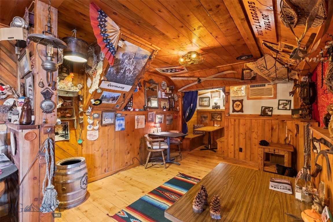 118 & 118 1/2 W Wallace Street