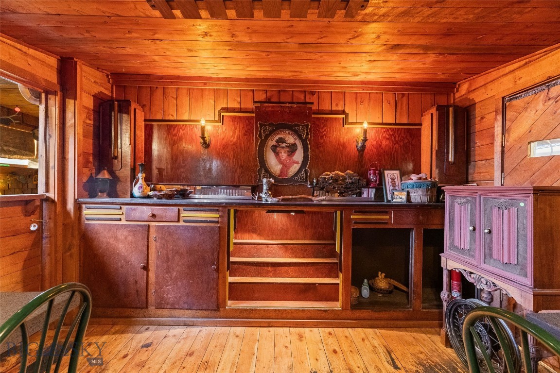 118 & 118 1/2 W Wallace Street