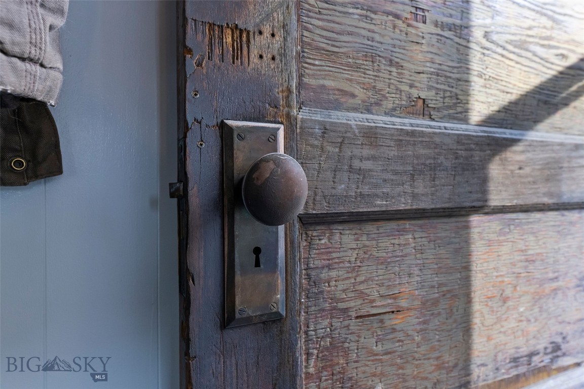 118 & 118 1/2 W Wallace Street