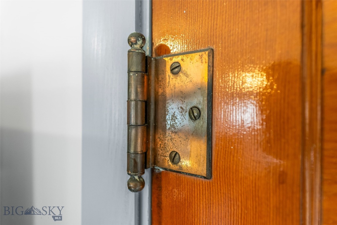 118 & 118 1/2 W Wallace Street