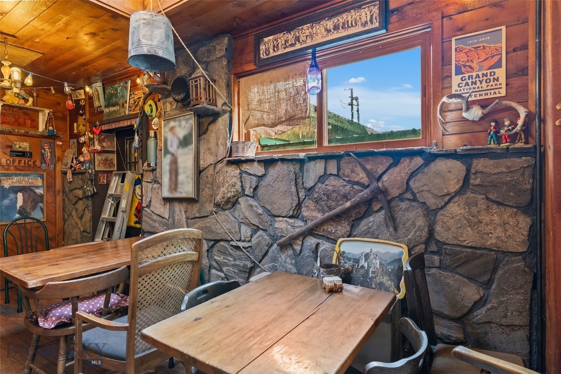 118 & 118 1/2 W Wallace Street