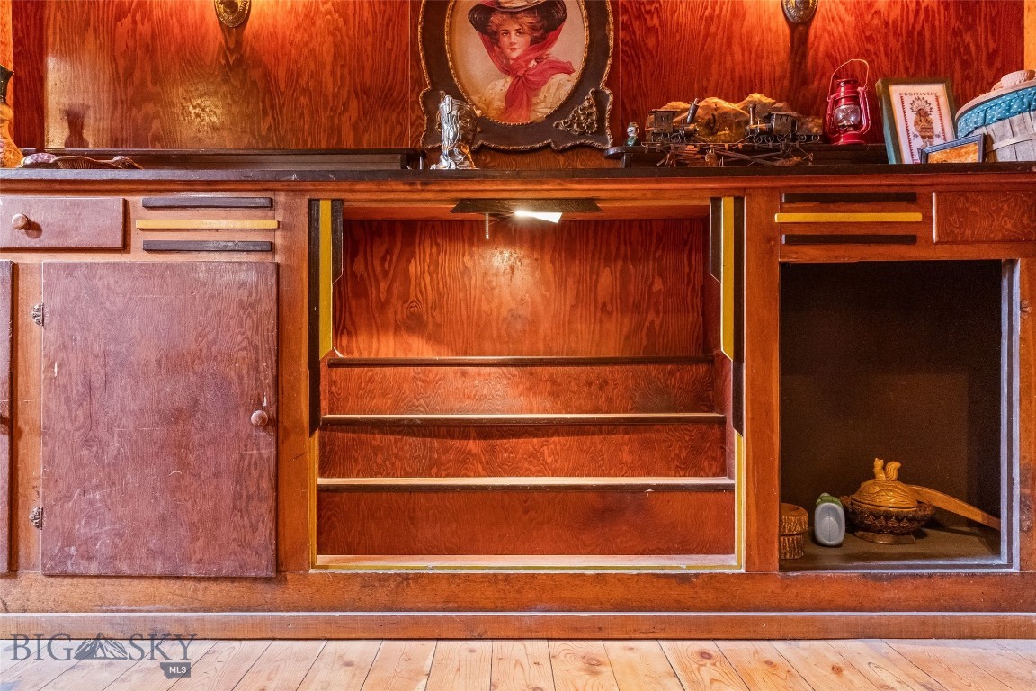 118 & 118 1/2 W Wallace Street