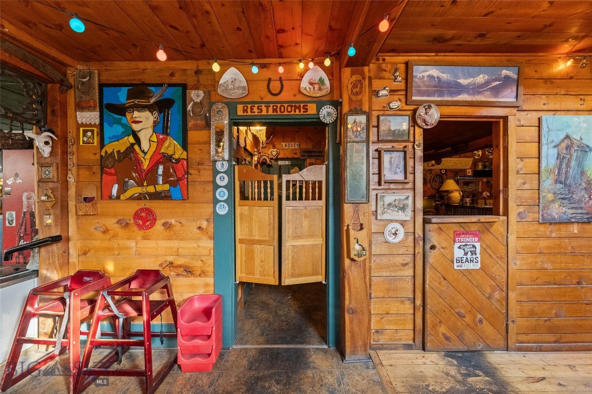 118 & 118 1/2 W Wallace Street