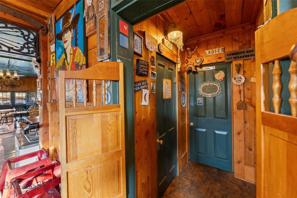 118 & 118 1/2 W Wallace Street