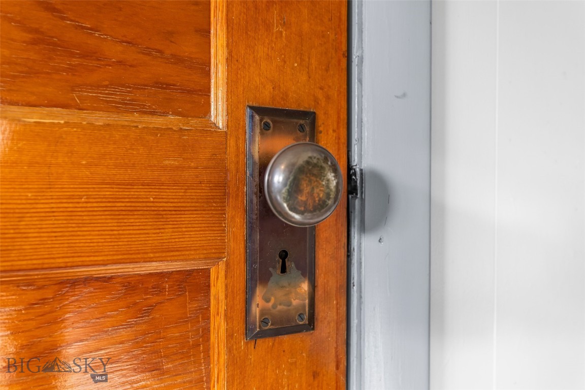 118 & 118 1/2 W Wallace Street