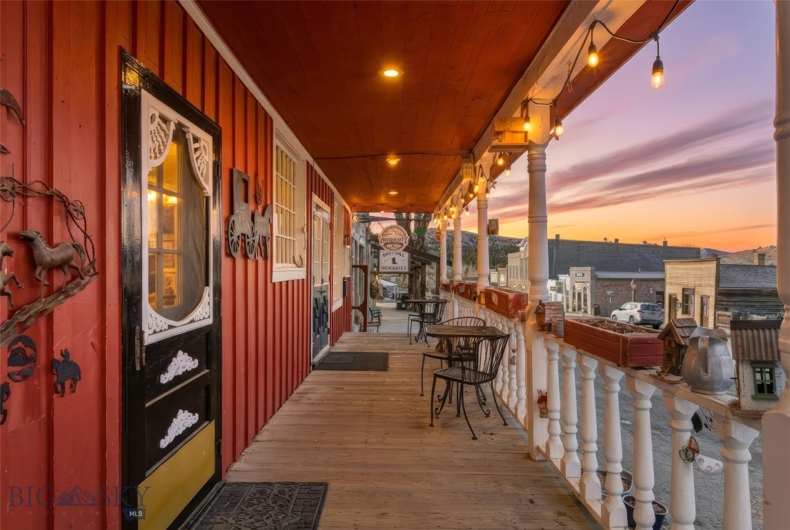 118 & 118 1/2 W Wallace Street