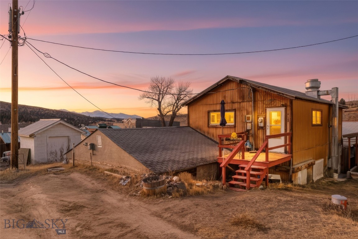 118 & 118 1/2 W Wallace Street