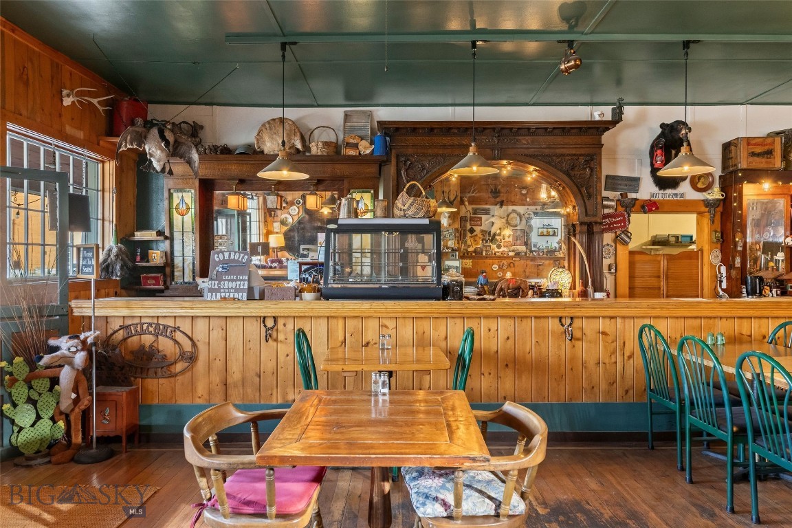 118 & 118 1/2 W Wallace Street