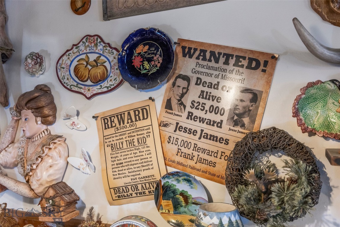 118 & 118 1/2 W Wallace Street