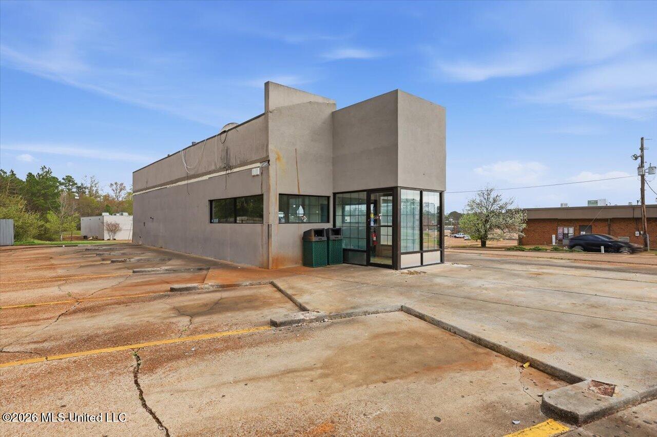 1900 E County Line Road