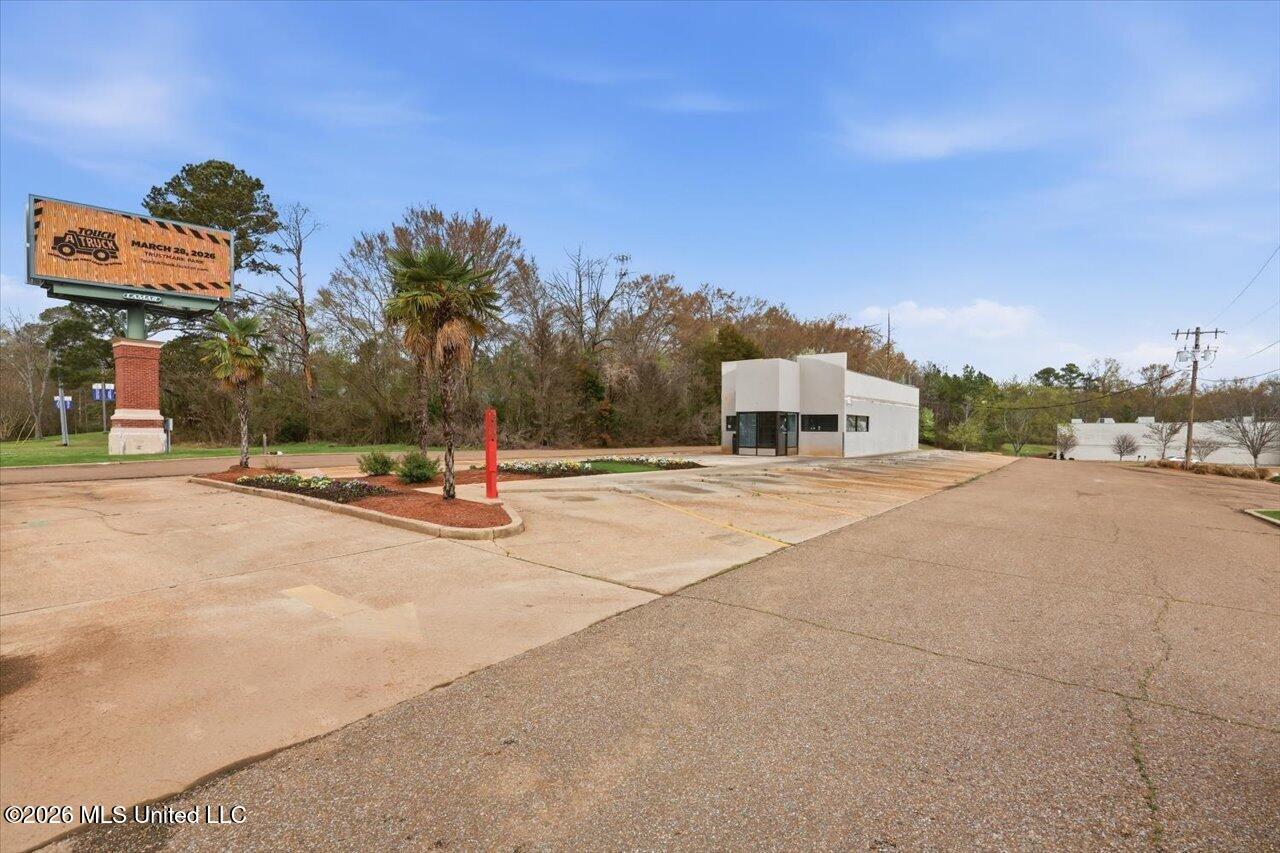 1900 E County Line Road