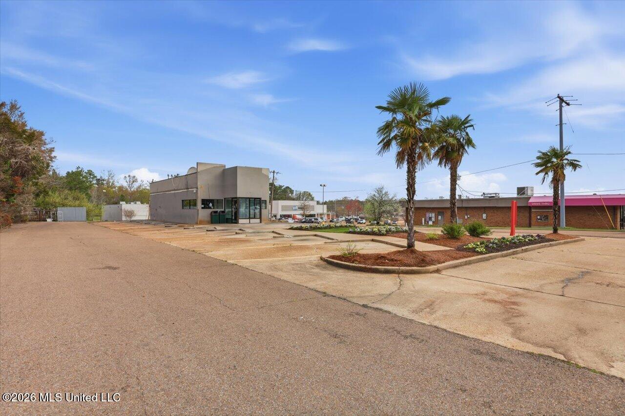 1900 E County Line Road