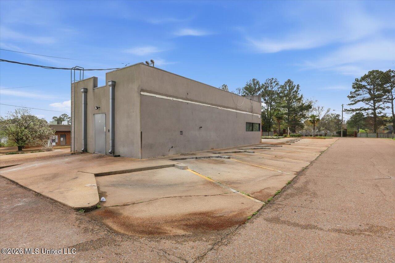 1900 E County Line Road